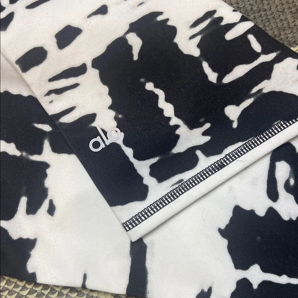 ALO Yoga Airbrush Capri white black tie dye L